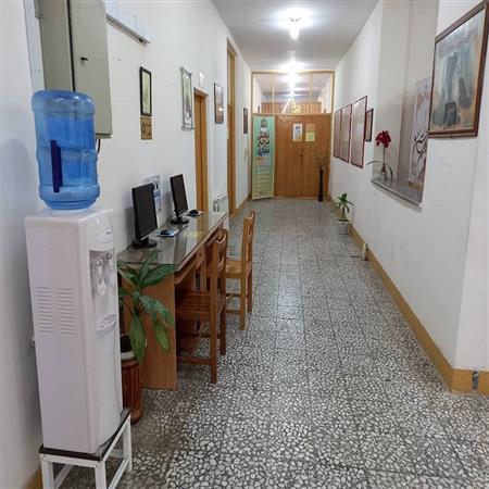 راهرو سمت سالن های مطالعه و بخش اینترنت بانوان