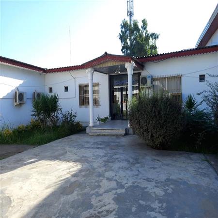 حیاط کتابخانه